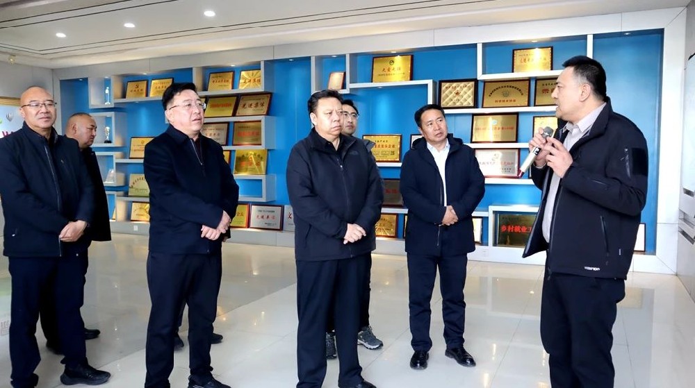 青海省海北州副州長尕瑪才仁一行到甘肅前進(jìn)集團(tuán)考察
